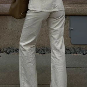 Beige byxor i jeans - Säljer ett par stilrena beige byxor i bomull. De har en rak passform och är perfekta för både vardag och fest. Byxorna är högmidjade och ger en snygg siluett. Perfekt för höst och vår!