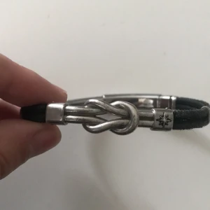 Svart och silver armband från Zancan - Snyggt armband från Zancan i svart och silver. Det har en stilren design med en knutdetalj i mitten och är tillverkat i silver (Ag 925). Perfekt för både vardag och fest. Tillverkat i Italien.