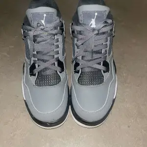 Helt nya och oanvända Jordan 4 Cool Grey i storlek 44. Detta är en klassisk modell som snabbt blir slutsåld, perfekt för dig som vill ha en stilren sneaker med hög samlarvärde. Levereras i originalförpackning. Först till kvarn dessa skor går åt snabbt! Kontakta mig för snabb affär!