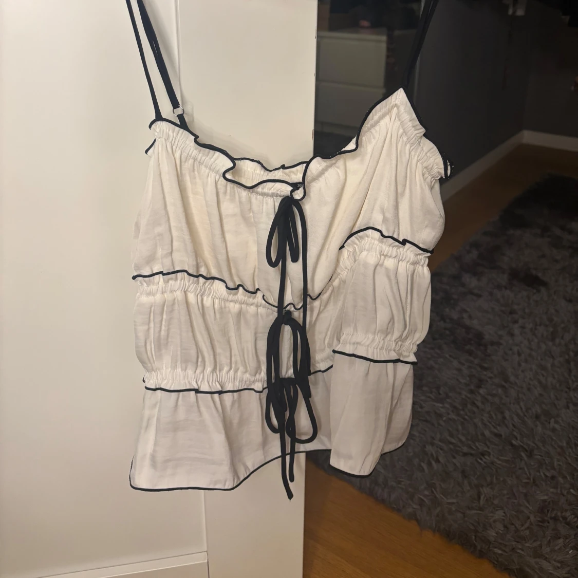 Vit axelbandslös topp med svarta detaljer - 90