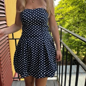 Prickig klänning - Jättefin prickig klänning från Vero Moda. Strl 34. För liten för mig, därför jag säljer💛