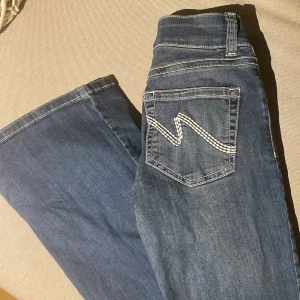 Blå jeans från Nelly - Säljer ett par snygga blå bootcut jeans från Nelly, storlek EU 32 motsvarar xs/s. Snygga fickor med detalj-sömmar! Helt oanvända!💗