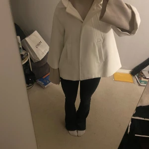 Vit kappa  - Säljer en jättefin vit tre kvarts armad kappa från New York Laundry i storlek XS. Den är i jättebra skick✨ Bara att skriva om ni har några fler frågor eller vill ha fler bilder💕