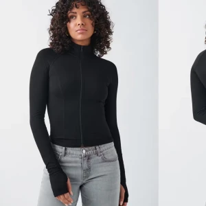 Soft touch zip jacket  - En soft touch zip jacket från gina tricot i storlek M! Använd fåtal gånger💕