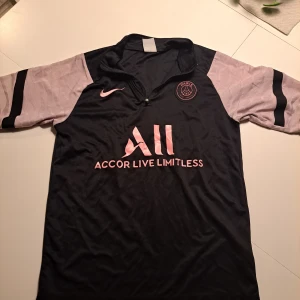 PSG tracksuit 2021/22 fotbollströja  - En PSG tracksuit från säsong 2021/22. Den är använd bara 2-3 gånger så ungefär nyskick. Perfekt för träning eller användning i vardagen. Priset kan diskuteras vid snabb affär 
