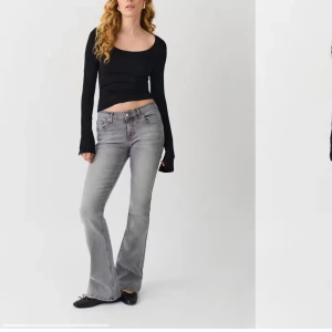 Grå bootcut low waist jeans - Snygga grå bootcut jeans i mycket bra skick. Endast använda 2 gånger