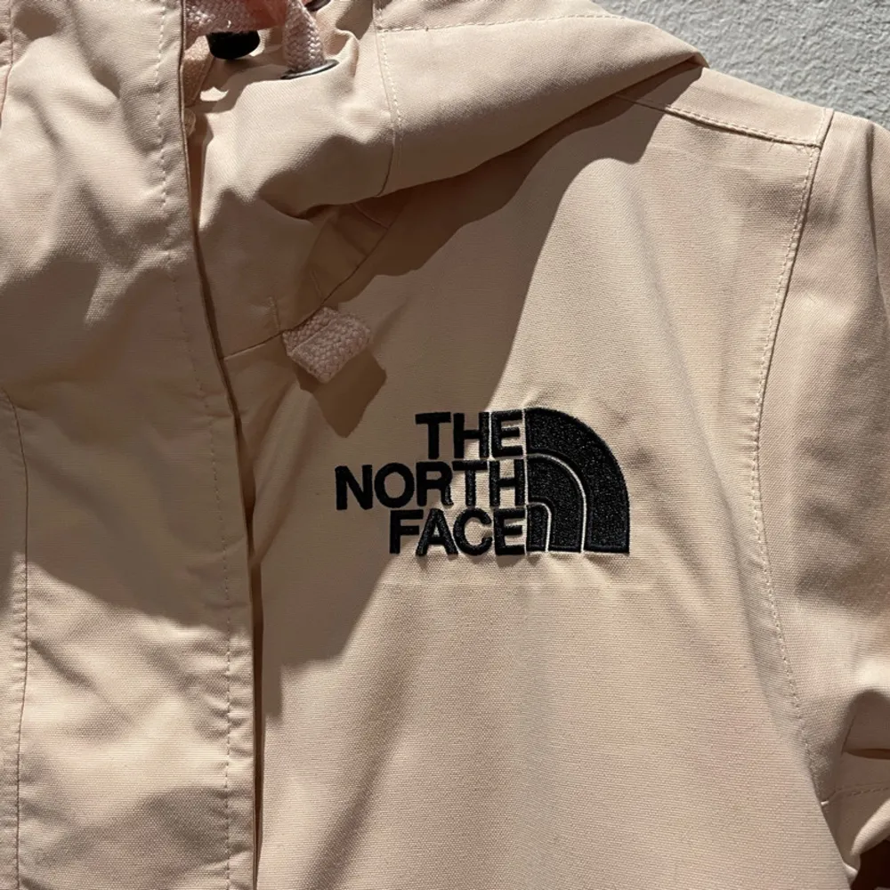 Säljer en snygg rosa/ beige jacka från The North Face i mycket bra skick. Annorak modell. Den har en praktisk huva och långa ärmar, bra för skidåkning. Jackan är i en normal passform och har en dragkedja framtill. Bra med fack ! 🩷💕 köpt för 2300kr.. Jackor.