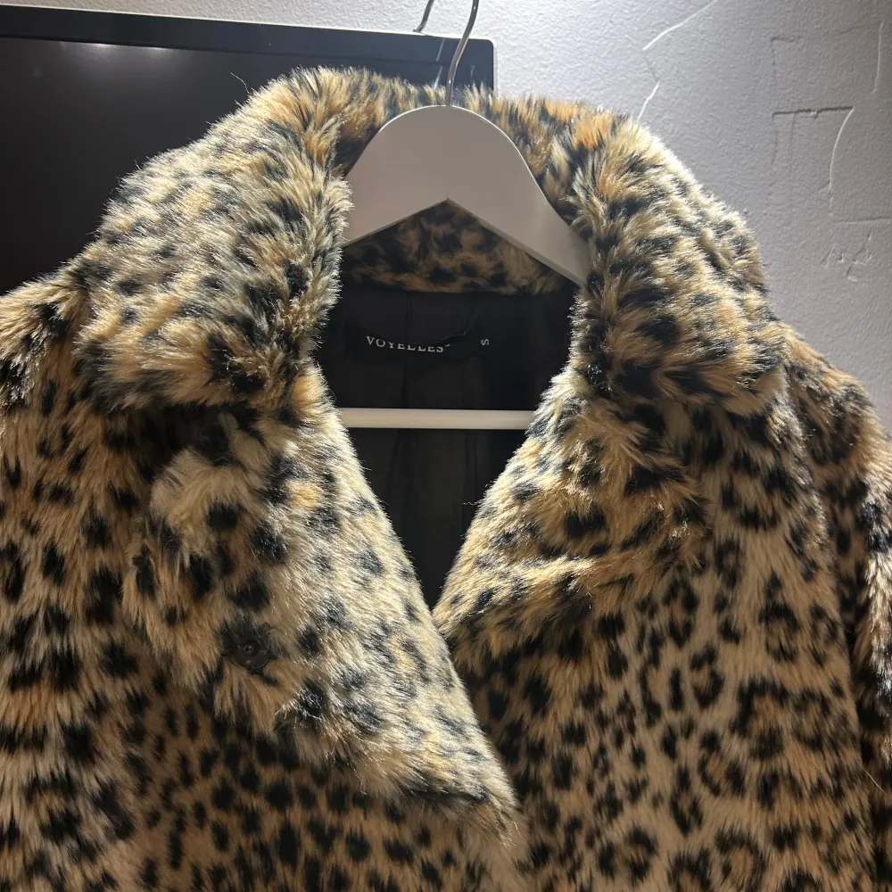 Säljer en supercool leopardmönstrad pälsjacka i storlek S. Jackan är perfekt för höst och vinter och har långa ärmar. Den är i mycket bra skick och ger en lyxig känsla med sitt mjuka material.. Jackor.