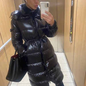 Äkta dunjacka nyskick - Midjan går att dra åt inifrån.   Mina priser är prutade och klara. 