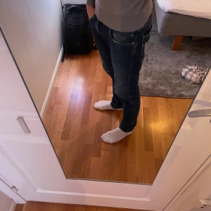 Replay anbass jeans  - Säljer ett par replay ambass jeans i bra skick. De har en slim passform och är perfekta för både vardag och fest. Klassisk design med fem fickor. Passar bra till en avslappnad stil eller med en snygg skjorta för en mer uppklädd look.