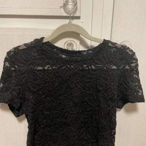 Svart spetsblus från ONLY - Säljer en väldigt fin spets top ifrån ONLY. Den är i storlek S men skulle säga att den även passar dig med storlek Xs. Nyköpt och oanvänd💞🙌🏻