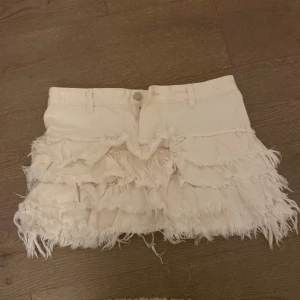Vit kjol med fransar från Monki - Intresskoll på min superfina och trendiga jeanskjol ifrån Monki. Den är i super bra skick då jag knappt har använt den och på bilden är den tvättat då den ser lite annorlunda ut. Kontakta om ni är intresserade av att köpa💋