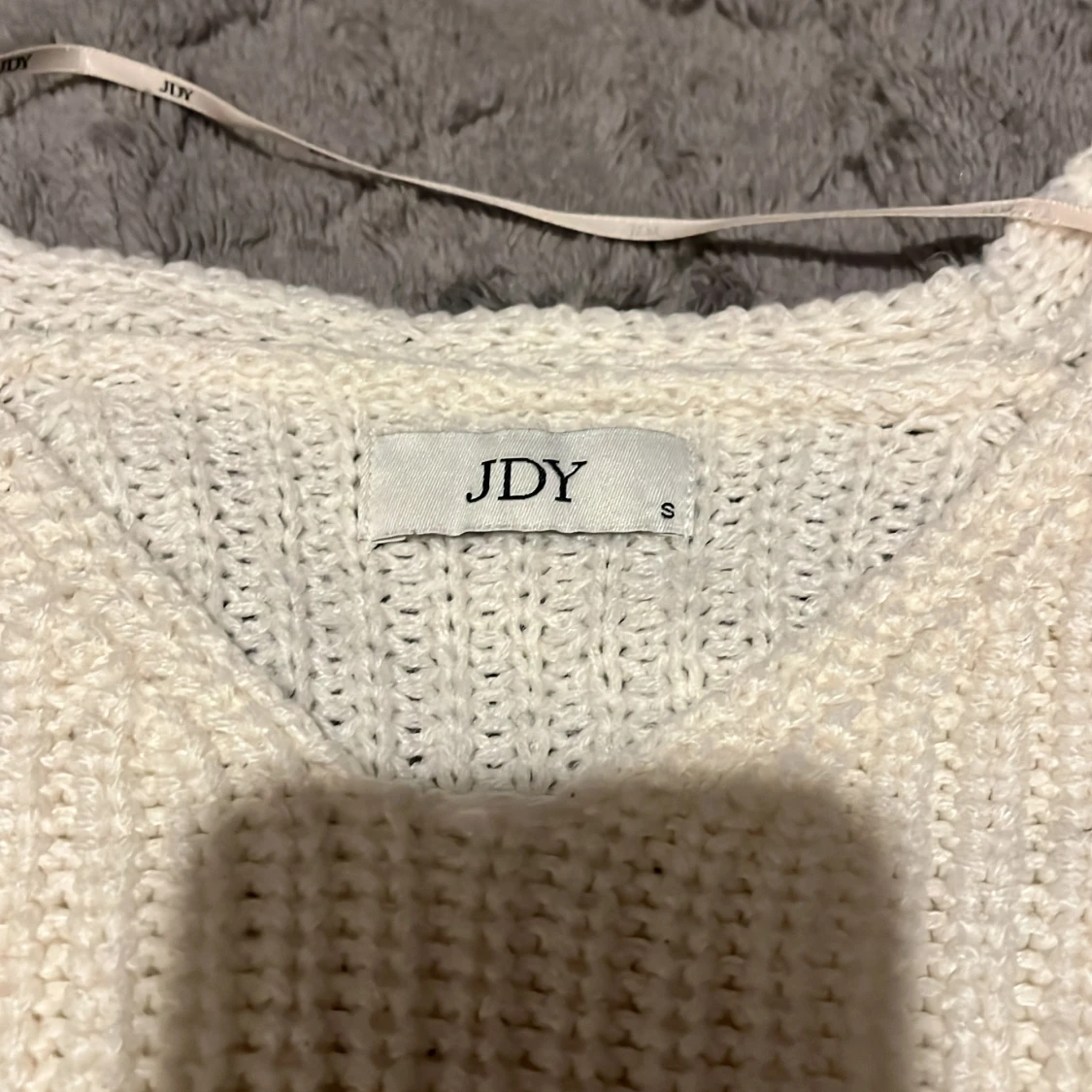 Vit stickad tröja från JDY - 90