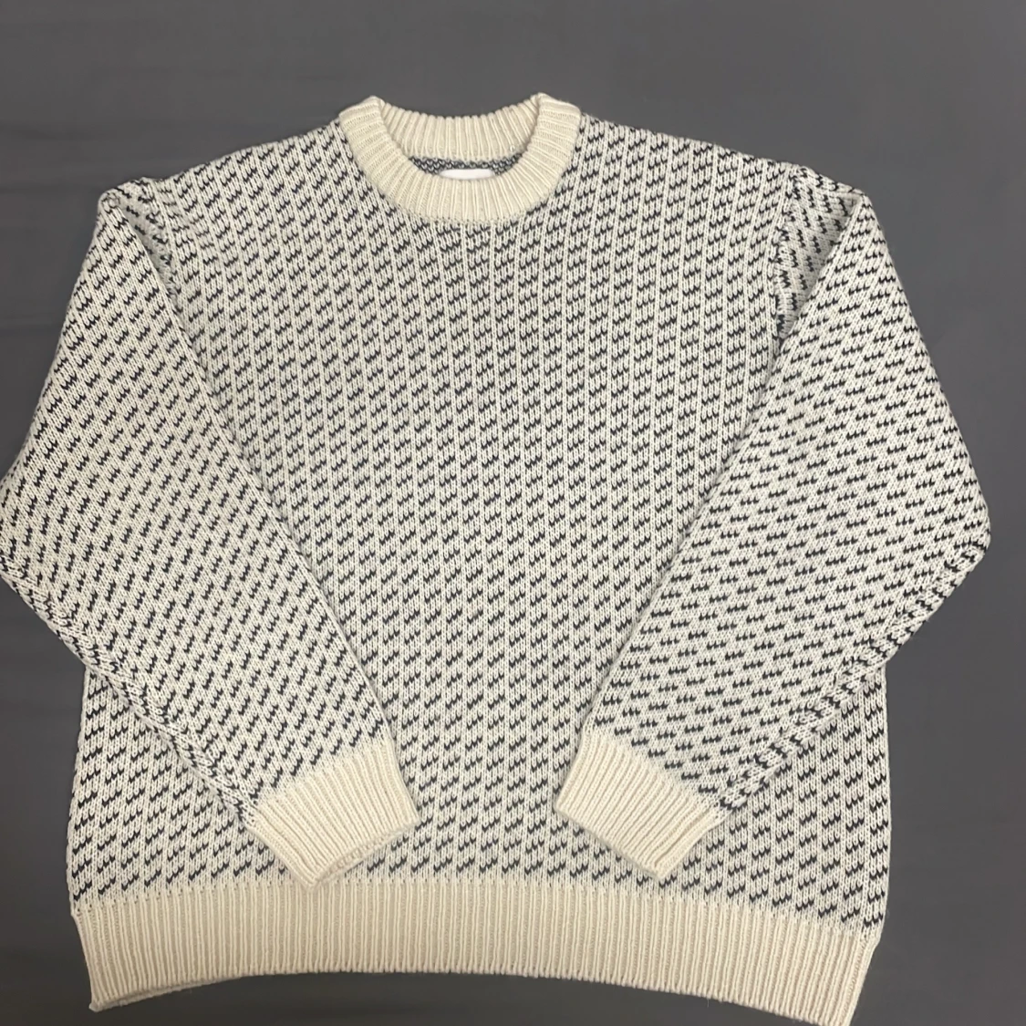 Vit och svart stickad tröja från Vailent