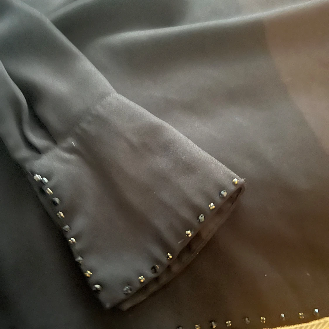 Svart skjorta med nitar - 90