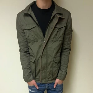 Olivgrön jacka med dragkedja - Hej! Säljer nu denna riktigt snygga field jackan i storlek M. Skicket är 9/10. Vid minsta lilla fundering så är det bara att höra av sig!