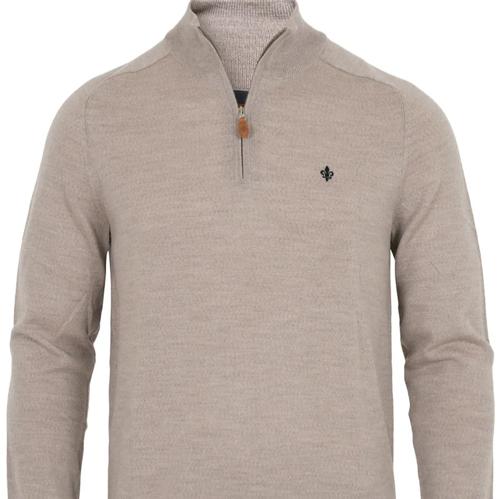 Morris half zip i beige nypris 1800kr storlek L kan passa M. Tröjor & Koftor.