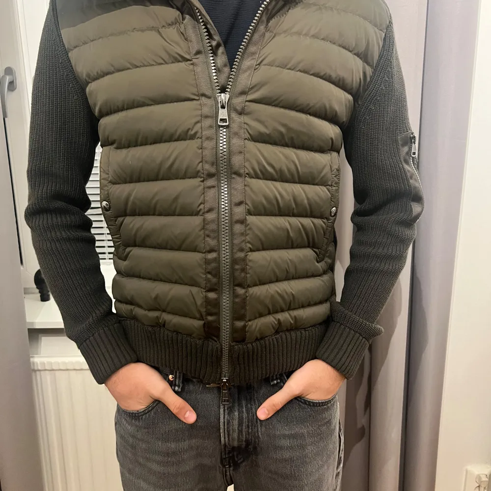 Säljer just nu min moncler cardigan då den inte kommer till användning. Den är i perfekt skick men saknar allt og, pris går att diskutera vid snabb affär . Jackor.