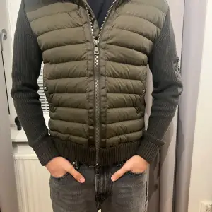 Säljer just nu min moncler cardigan då den inte kommer till användning. Den är i perfekt skick men saknar allt og, pris går att diskutera vid snabb affär 