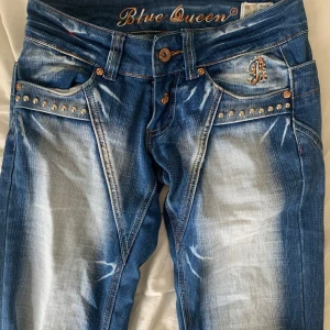 Blue queen jeans - Jättefina blue queen jeans storlek 36 (26) 🤍 saknas två diamanter på baksidan (se bild 2) men annars bra skick midja: 38 innerben: 84