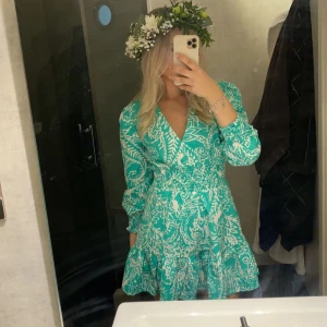 Volangklänning zara - Säljer denna superfina klänningen från Zara pågrund av att den blivit för liten för mig. Endast använt under ett fåtal gånger samt finns inte på deras hemsida längre. Säljer för endast 350 😊