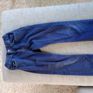 Blå jeansbyxor från H&M - Säljer ett par snygga blå jeansbyxor från H&M i storlek 134. De har en klassisk femficksdesign och knappstängning. Perfekta för vardagsbruk och passar till det mesta. Byxorna är i bra skick och redo för en ny ägare! 8-9 år