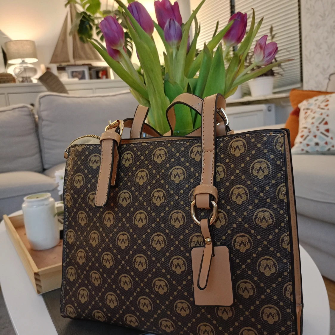 Brun mönstrad handväska