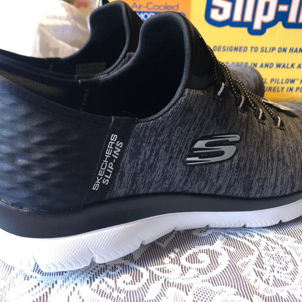 Säljer ett par svarta slip-ins från Skechers med Air-Cooled Memory Foam för extra komfort. Skorna är maskintvättbara och har en snygg, modern design med elastiska snören för enkel påtagning. Perfekta för vardagsbruk och ger en skön känsla hela dagen. Nypris 1400:-. Bred modell. Kan passa även en 40,5.. Skor.