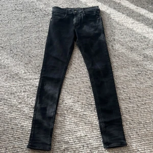 Svarta jeansbyxor från Replay - Säljer ett par svarta jeansbyxor från Replay. Storleken på byxorna är 16A                  Lämna gärna bud