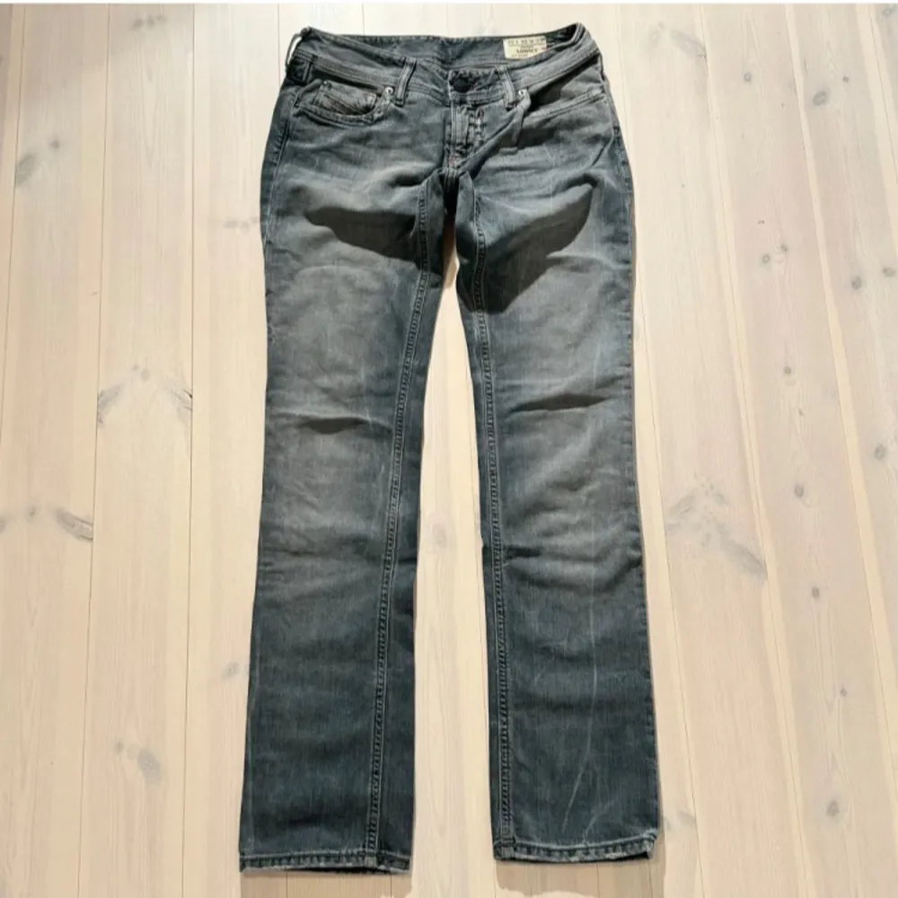 Säljer ett par snygga blå Disel jeans i bootcut-stil. De är lågmidjade och har en klassisk femficksdesign. Midjemått=36cm innebensläng=82cm . Jeans & Byxor.