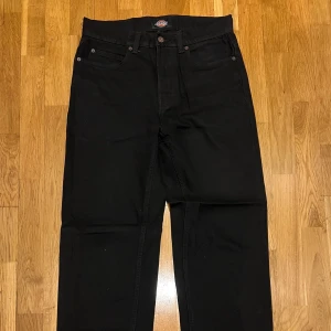 Dickies Thomasville jeans - Säljer dessa Dickies loose-fit jeans då de inte längre kommer till användning. Köpta förra året och endast använda ett fåtal gånger. Storleken är 30/34 och de stackar väldigt bra. Nypris är 899 kr. Hör gärna av er vid fler frågor!