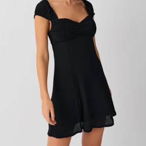 Svart mini dress - Säljer denna trendiga klänningen från Gina tricot som är helt slutsåld. Använd 3 gånger. 