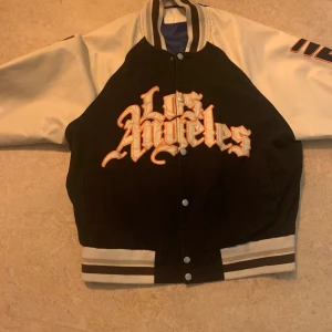 Y2k  jacka - Jätte snygg jacka som är lite iver sidled använt men i bra skick