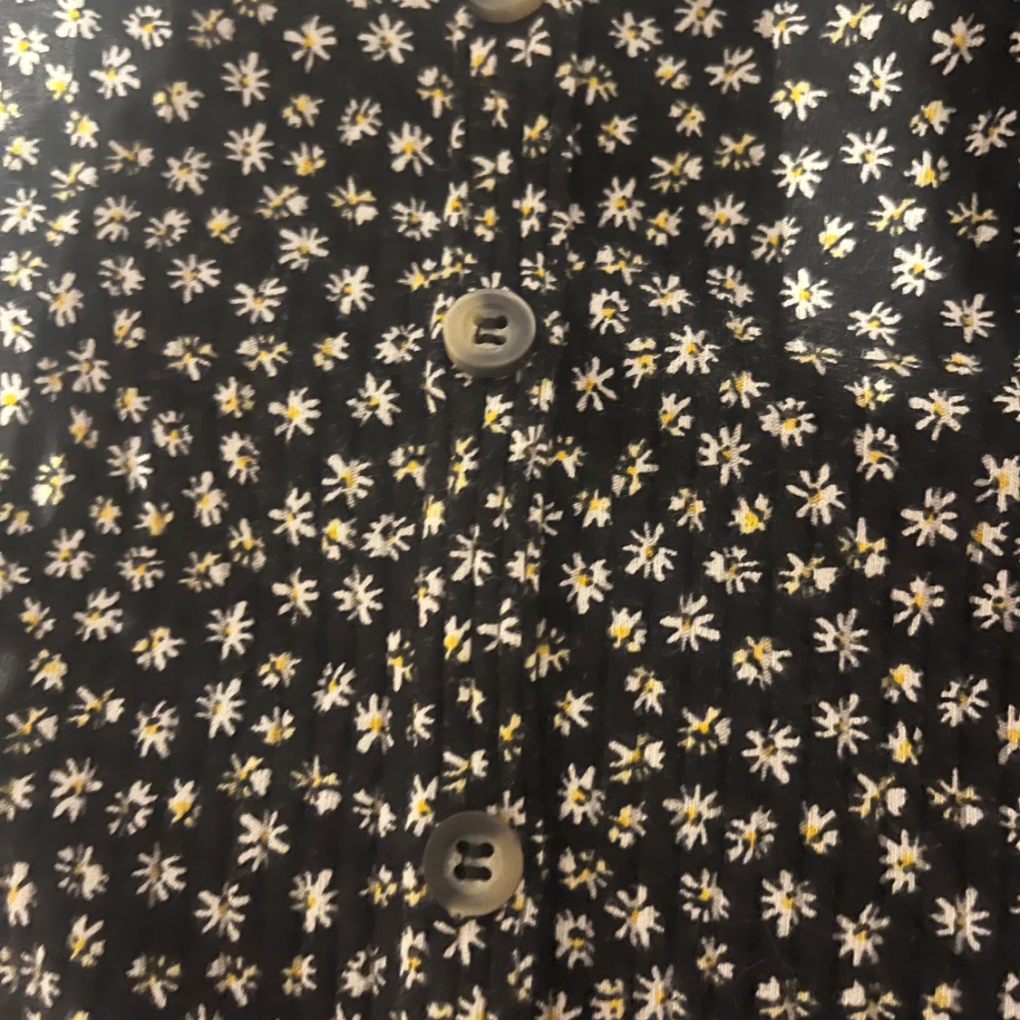 Blommig H&M topp med knappar  - 91