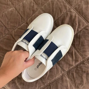 Sneakers  - Jättefina sneakers från Philip Hog. Endast använd en gång så bra skick! Storlek 37 men skulle säga att de är stora i storleken då de passar mig som är 37,5/38