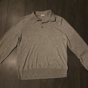 Filippa K tröja - Hej, säljer just nu en stickad långärmad piké från Filippa K med anledningen av att den var för stor.