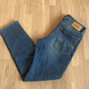 Säljer ett par snygga blå jeans från Diesel 30/30. Kvalite och skick 10/10 använd 1 gång. Nypris 1.399kr. Mitt pris 399kr.