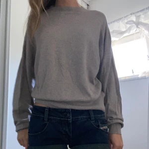 Gråbrun tunn tröja - Jätte fin tröja som tyvärr aldrig används av mig. Super skönt material, väldigt lent.  PERFEKT inför hösten 🍂🍂 Meddela gärna innan köp 💛