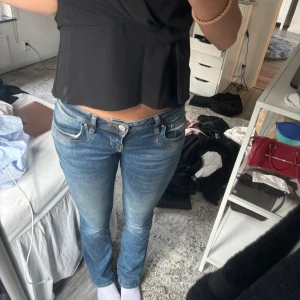 Blå bootcut jeans från LTB - Trendiga lågmidjade jeans. Långa i benen. Använt typ 4 ggr och vill gärna att de ska komma till användning hos någon annan. 