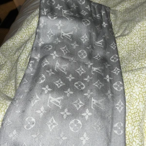 Lv scarf äkta reversibel grå  - Hej säljer min liv scarf då jag inte andvänder den längre har inte kvitto elr låda men den är äkta köpt i Frankrike den är också limited säljs inte längre  