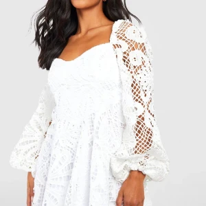 Studentklänning - Superfin studentklänning från Boohoo som jag aldrig använt (prislappen är kvar). Fint broderi och snygg passform. Modell petit i storlek 40 men passar även mig som  har 38/M.❤️‍🔥 Vad jag vet säljs inte denna längre. Nypris 882 men säljer för 369kr