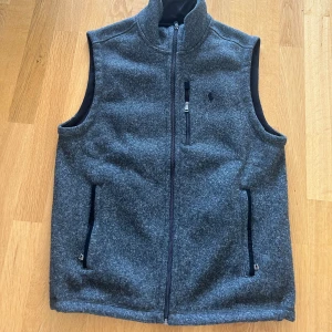 Ralph lauren väst  - Säljer min skit snygga Ralph lauren väst i storlek M, västen är 100% äkta och helt i nyskick då den är använd ett fåtal gånger. Se bild me Äkthetsbevis. Hör av dig vid fler frågor Mvh Emil