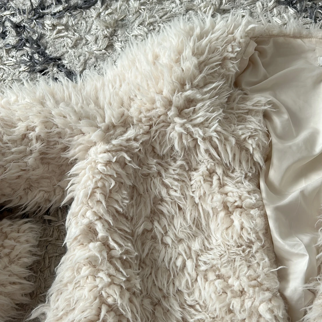 Vit fluffig pälsjacka - 92