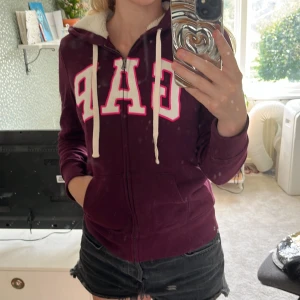 Gap hoodie  - Säljer denna gap hoodien med dragkedja. Såå gosig på insidan och perfekt till vintern.😋färgen är vinröd/lila