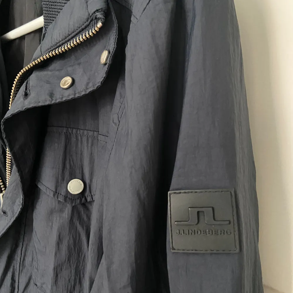 Stilren marinblå field jacket från J.Lindeberg i fint använt skick! Jackan är perfekt för hösten:) Modellen på bilden är ca. 180!. Jackor.