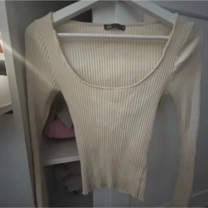 Zara topp - Fin beige långärmad  zara topp storlek S