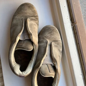 Gråa eytys - Gråa eytys skor som är lite slitna men fortfarande lika sköna. Nypris 2000 kr 