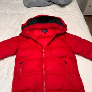Röd polo Ralph lauren vinterjacka - Stl 14-16 bra skick nypris 3500kr men säljer för 1200kr