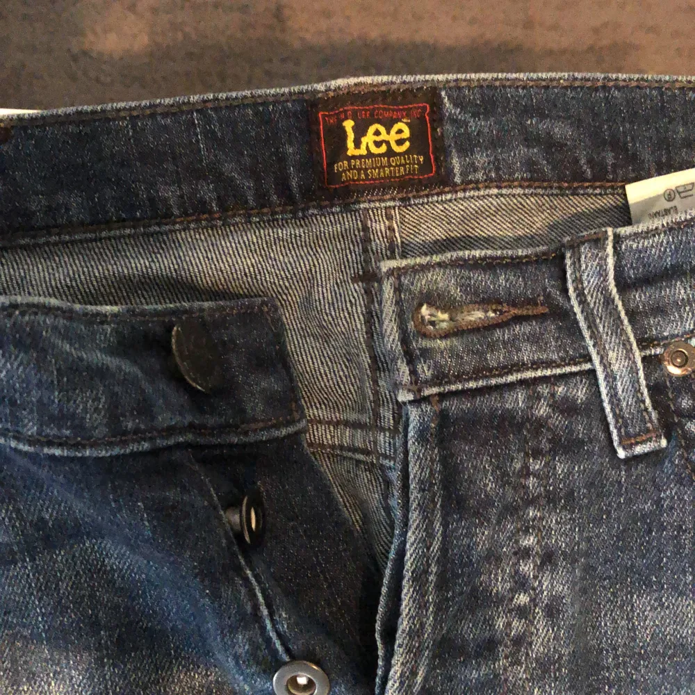 Säljer dessa snygga Lee jeans, storlek: 28/32. Sitter perfekt på tjejer runt 165 +/-. Jeans & Byxor.