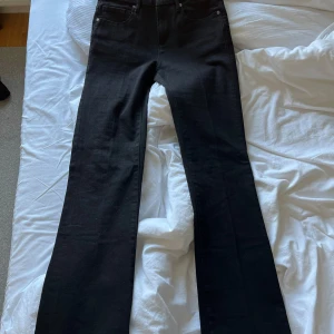 Lågmidjade svarta jeans - Lågmidjade svarta jeans knappt använda! 